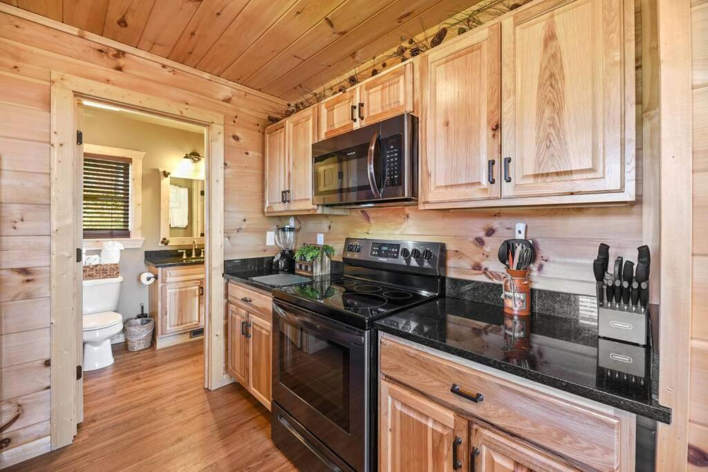 Walnut Ridge Cabin. Sleeps 7-11! Hot Tub, Pool Table, Minutes To Downtown Gatlinburg! Экстерьер фото