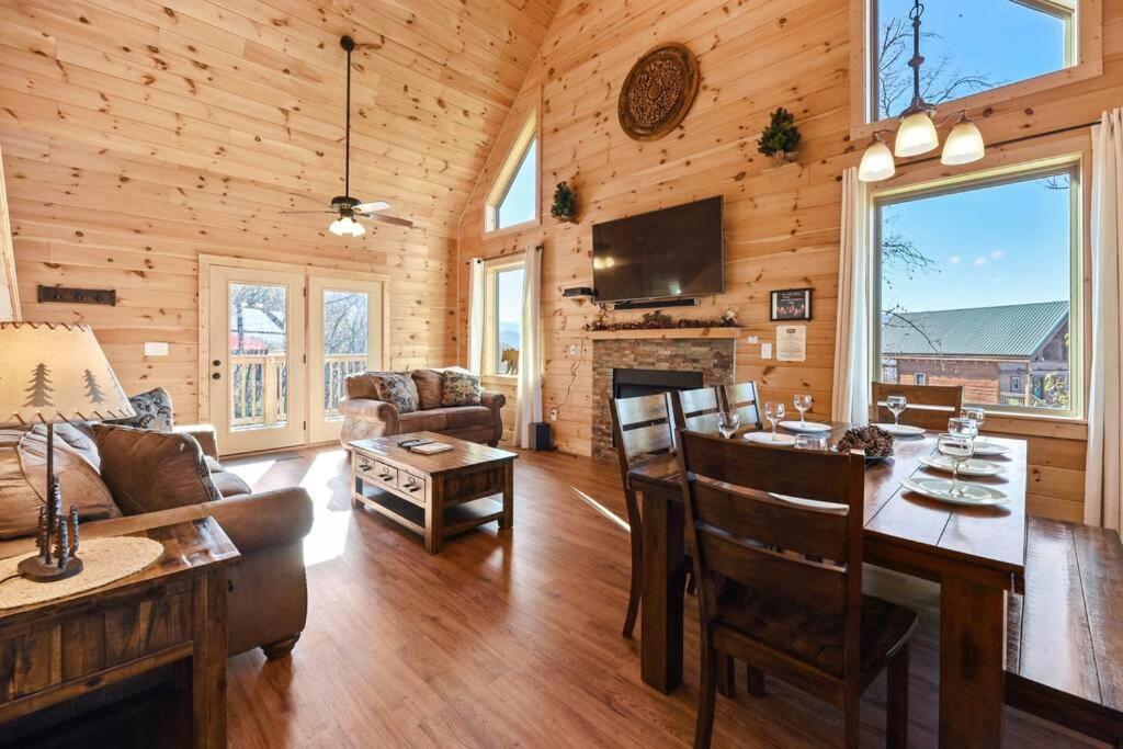 Walnut Ridge Cabin. Sleeps 7-11! Hot Tub, Pool Table, Minutes To Downtown Gatlinburg! Экстерьер фото