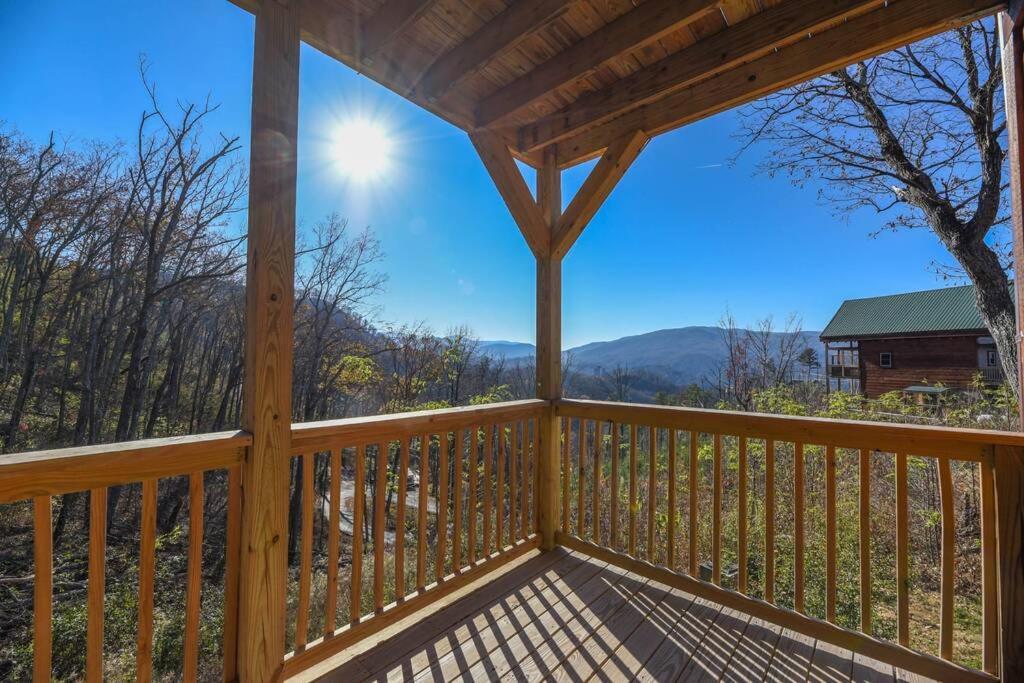 Walnut Ridge Cabin. Sleeps 7-11! Hot Tub, Pool Table, Minutes To Downtown Gatlinburg! Экстерьер фото