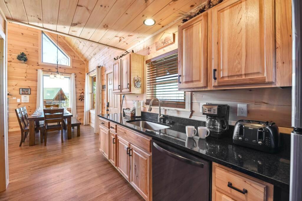 Walnut Ridge Cabin. Sleeps 7-11! Hot Tub, Pool Table, Minutes To Downtown Gatlinburg! Экстерьер фото
