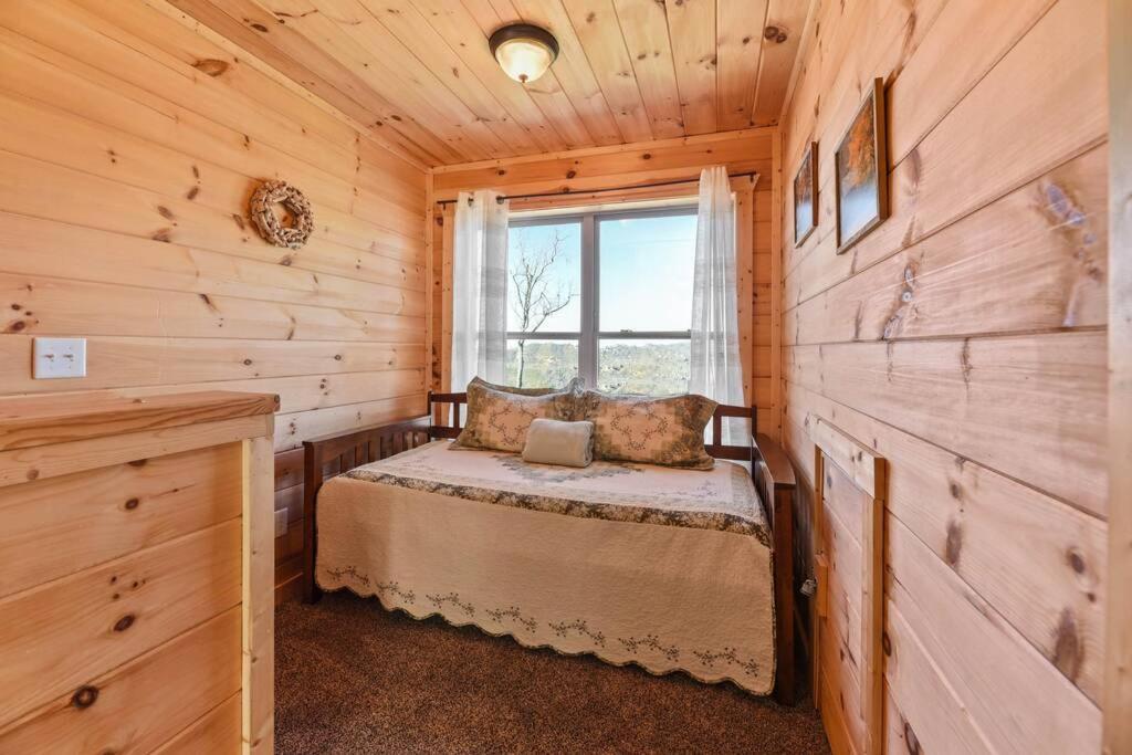 Walnut Ridge Cabin. Sleeps 7-11! Hot Tub, Pool Table, Minutes To Downtown Gatlinburg! Экстерьер фото
