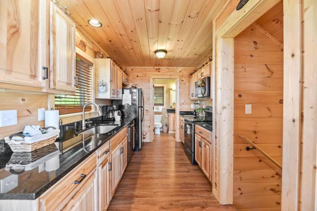 Walnut Ridge Cabin. Sleeps 7-11! Hot Tub, Pool Table, Minutes To Downtown Gatlinburg! Экстерьер фото