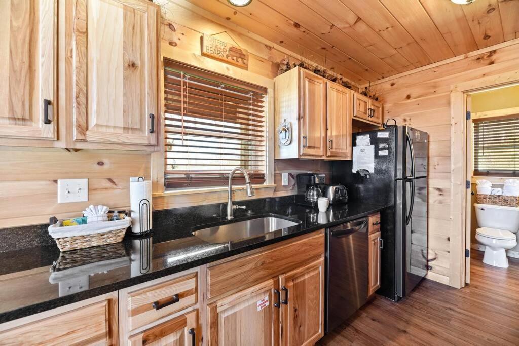 Walnut Ridge Cabin. Sleeps 7-11! Hot Tub, Pool Table, Minutes To Downtown Gatlinburg! Экстерьер фото
